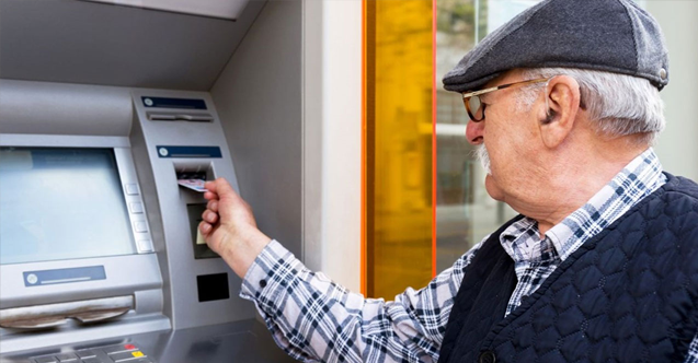 Promosyon almak için bankalara gelenler metrelerce kuyruk oluşturdu