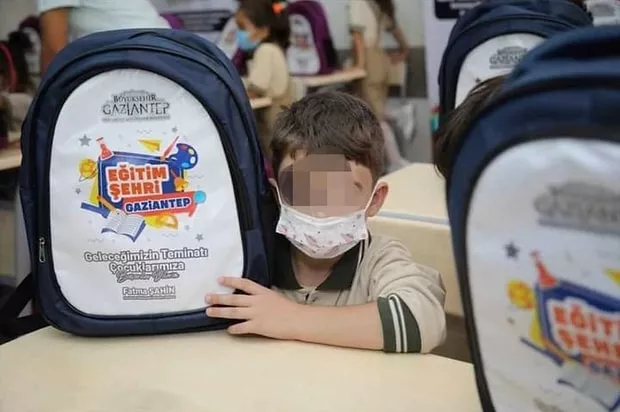 Hediye çantada belediye reklamı tartışması