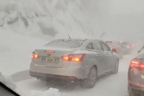 Uludağ yolu ulaşıma kapandı 25 km trafik oluştu