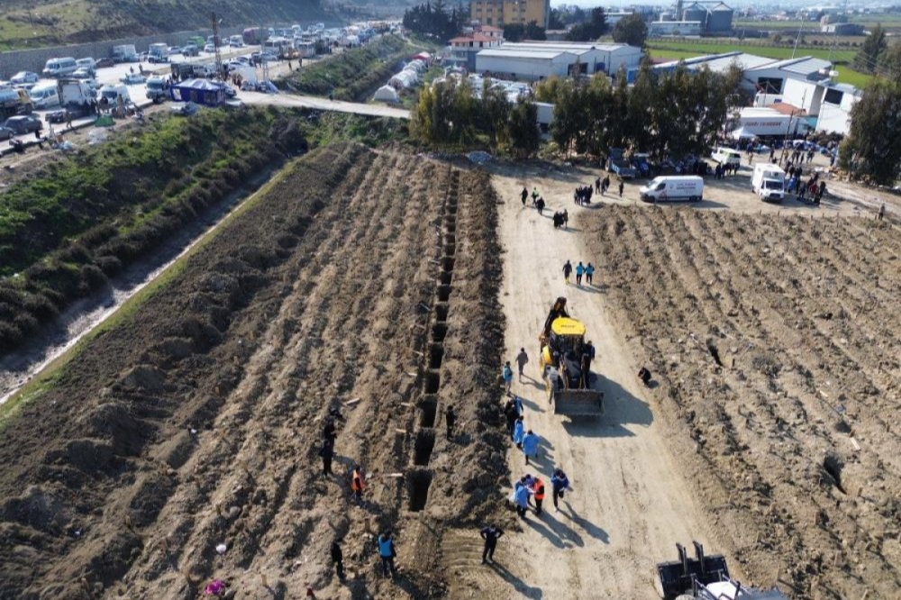Hatay’da yeni oluşturulan mezarlıklarda defin işlemleri devam ediyor