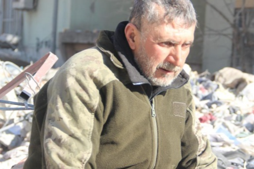 Depremde 2 oğlu ölen adam, aynı evde depreme yakalandığı eşi ve oğlunu bulamıyor
