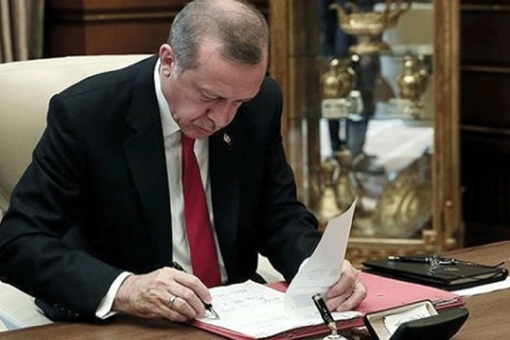 Cumhurbaşkanı Erdoğan'dan gece yarısı çok sayıda görevden alma ve atama.
