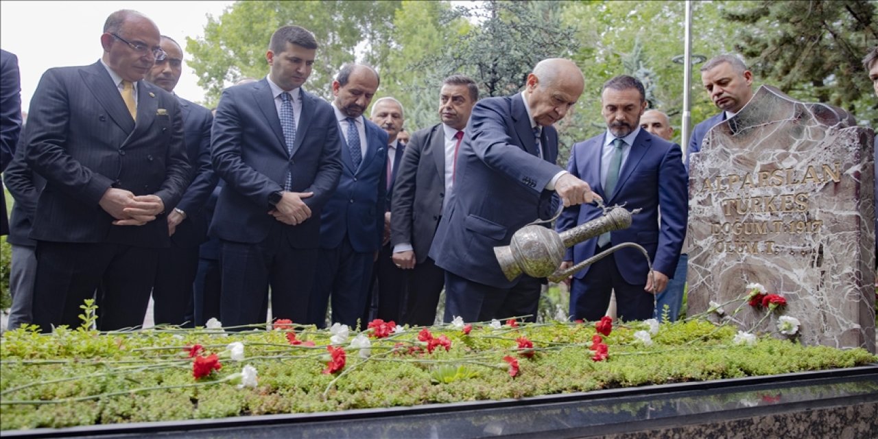 MHP Genel Başkanı Bahçeli, Alparslan Türkeş'in kabrini ziyaret etti