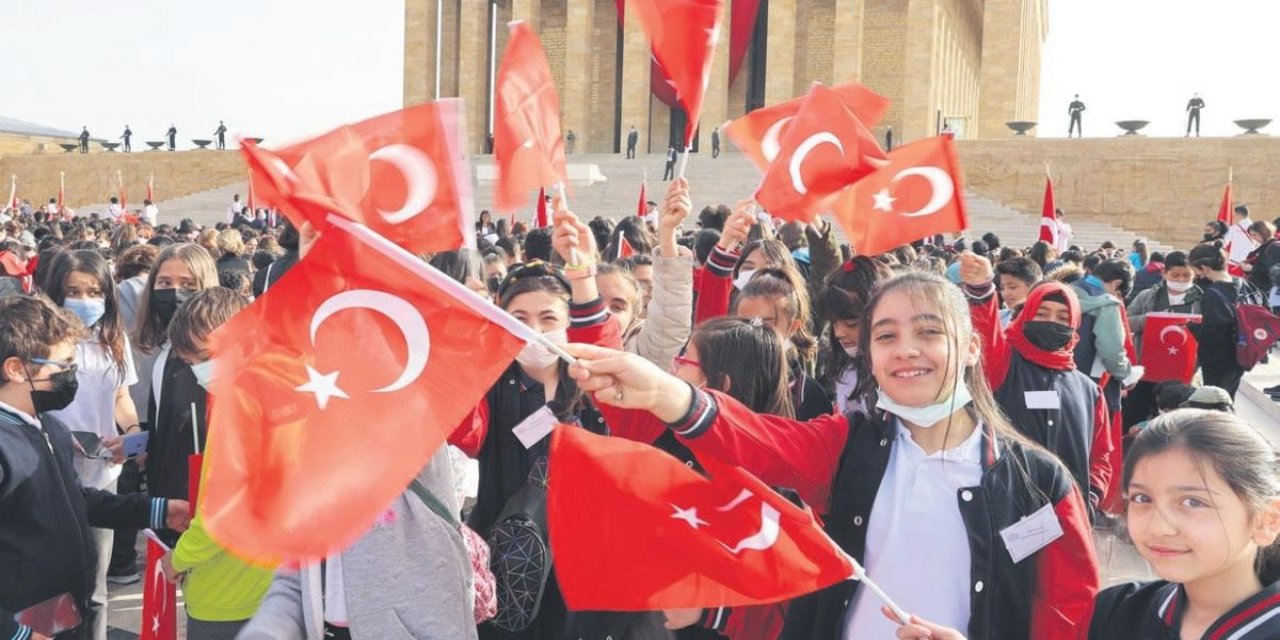 Anıtkabir'e ziyaretçi akını: 23 Nisan Anıtkabir'de coşkuyla kutlanıyor.