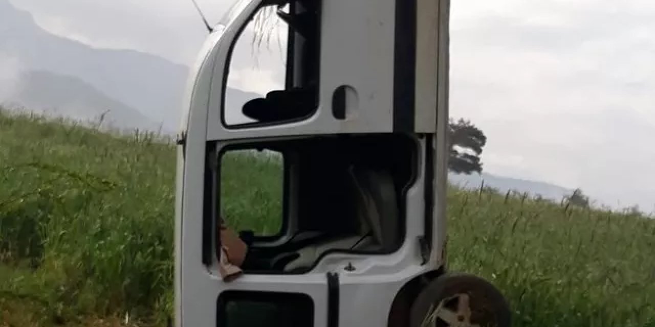 Şaşırtıcı kazada araç dik halde durdu, görenleri hayrete düşürdü!