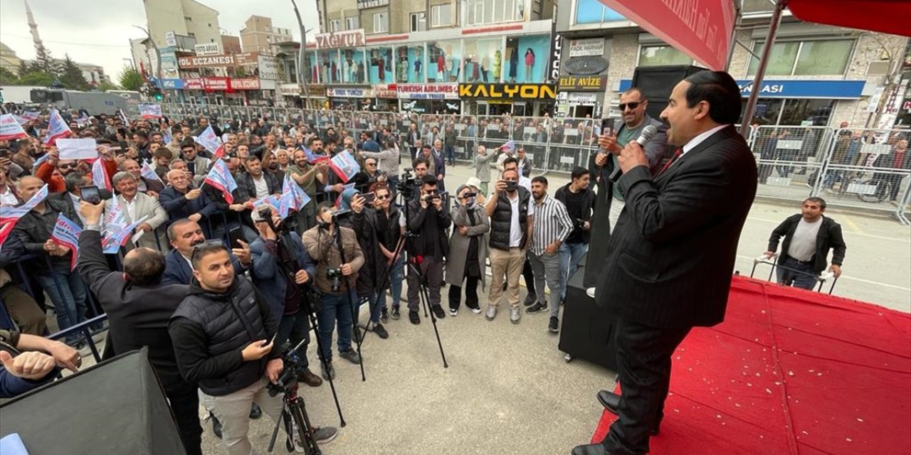 Bağımsız Milletvekilinin mitingine 100 kişi katıldı! Yaptığı esprilerle gündem oldu!