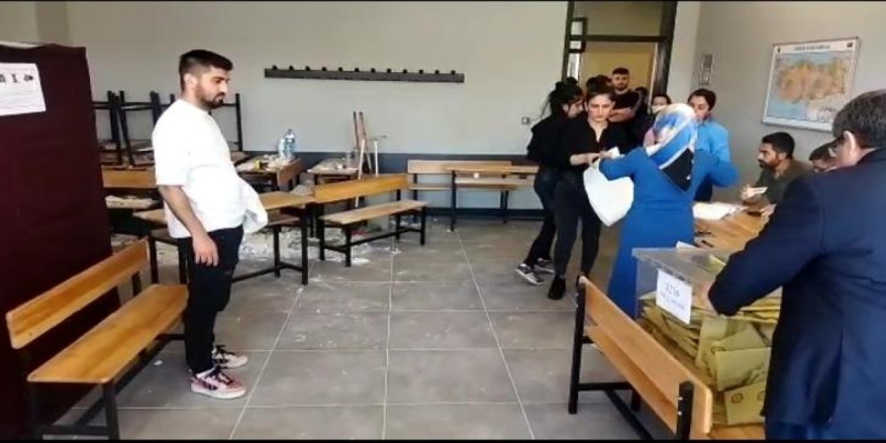 Oy kullanma işlemi sırasında korkulan oldu. 2 müşahit yaralandı.