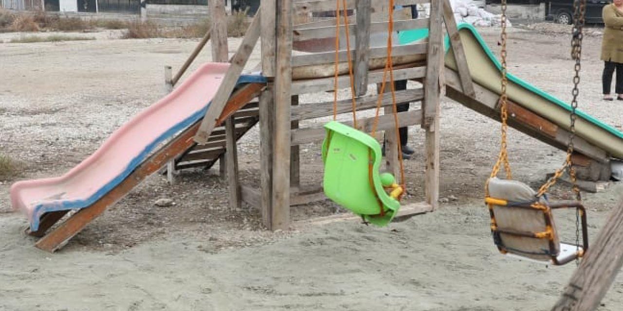 Boynuna salıncak ipi dolanan 12 yaşındaki çocuk hayatını kaybetti.