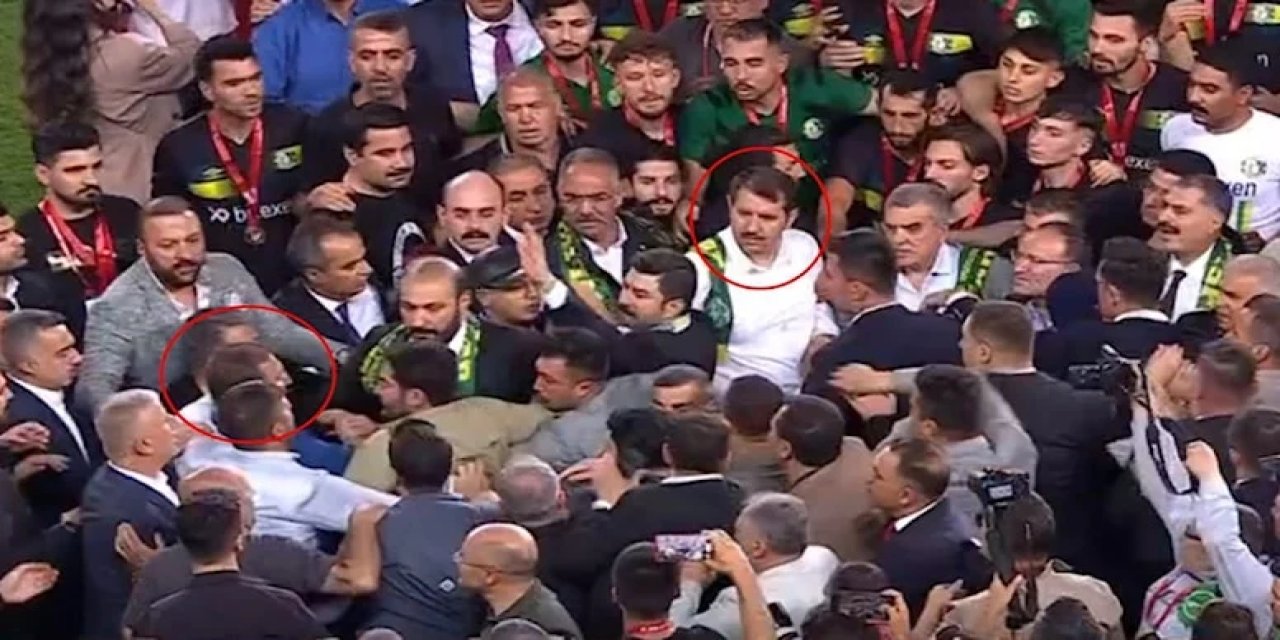 Şanlıurfaspor’un kupa töreninde Emin Yetim ve Vali Salih Ayhan arasında gerginlik