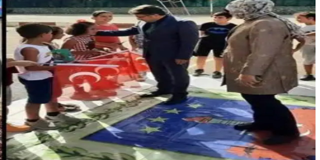 İlçe Milli Eğitim Müdürü ve Kaymakamın Yerdeki Fonda Bulunan Türk Bayrağına Basması Tepki İle Karşılandı.