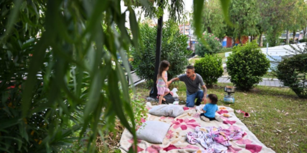 Bu aile dışarda piknik yapmıyor! Mahkeme kararıyla evden atıldı…