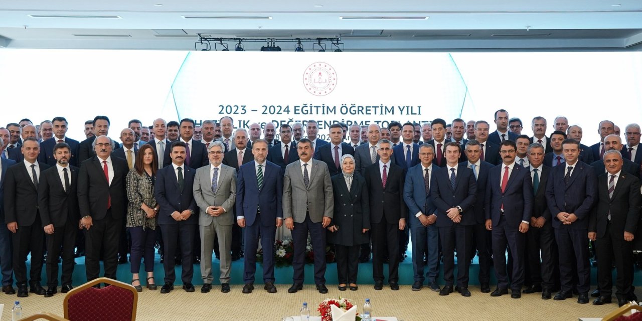 Bakan Yusuf Tekin: Tüm yöneticilerden mütevazı, alçak gönüllü olmalarını istedi.