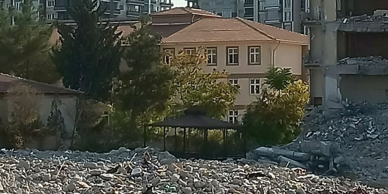 Bu Binanın Yanı Okul.. Veliler Endişeli, Yetkililer Duyarsız!