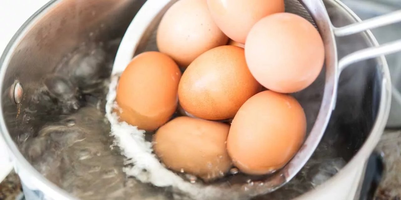 Çatlamaya son! Çatlamadan yumurta haşlamanın püf noktası ne?