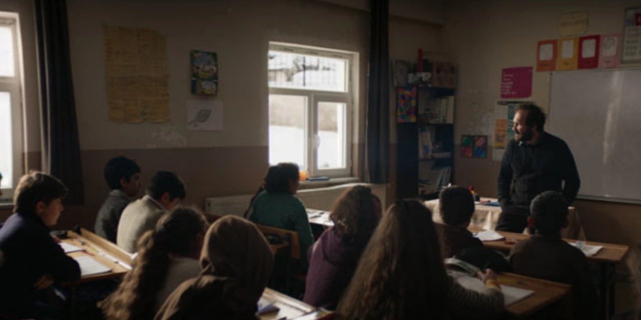 Kuru Otlar Üstüne Filminde Eğitim Bir Sen Göndermesi