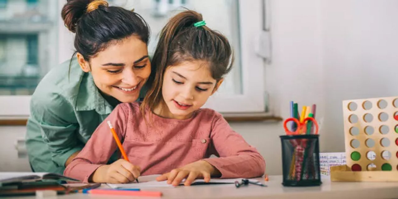 Eğitim öğretim dönemi başladı! Velilerin ödev yaptırma kaygıları da gün yüzüne çıktı! İşte ödevleri kolaylaştıracak püf noktalar