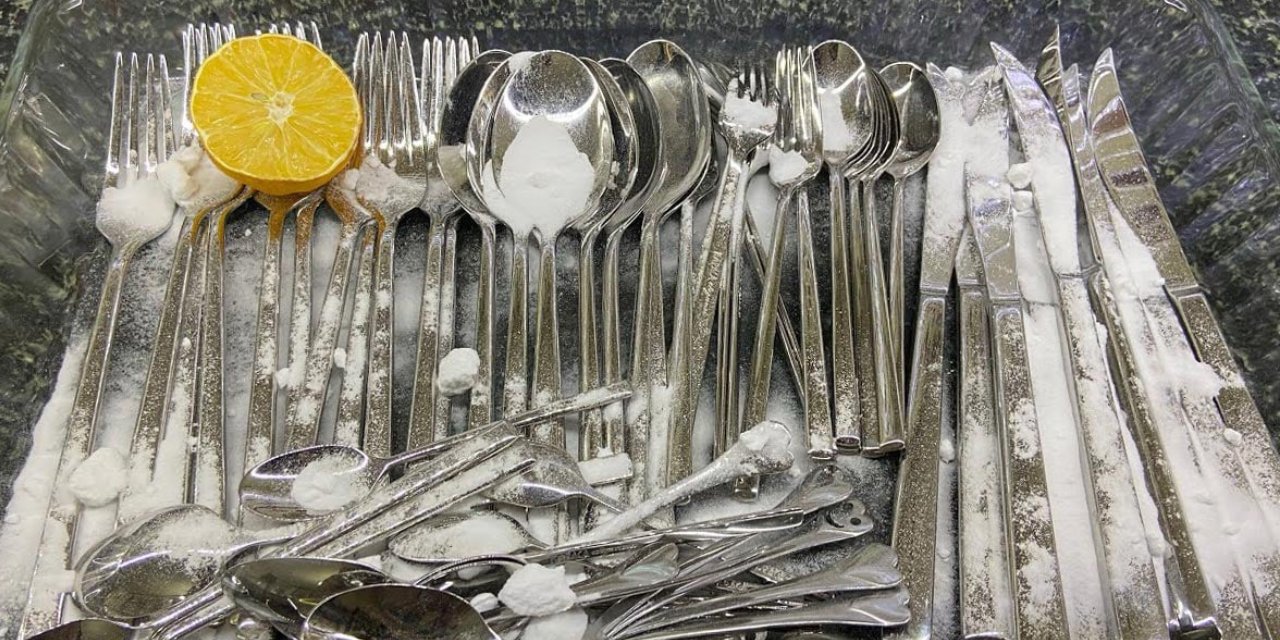 Mutfak eşyalarınızı parlatmanın sırrı! Limon suyu ile su lekelerine son verin!