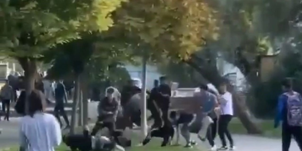 Okul Çıkışı İki Öğrenci Grubu Arasında Sopalı Kavga Yaşandı!