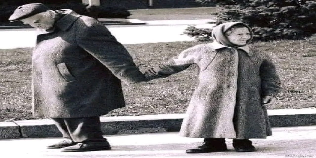 Yaşlı Emekli Adam Her Gittiği Yerde Karısının Elini Tuttu Ama Bilmediği Bir Şey Vardı