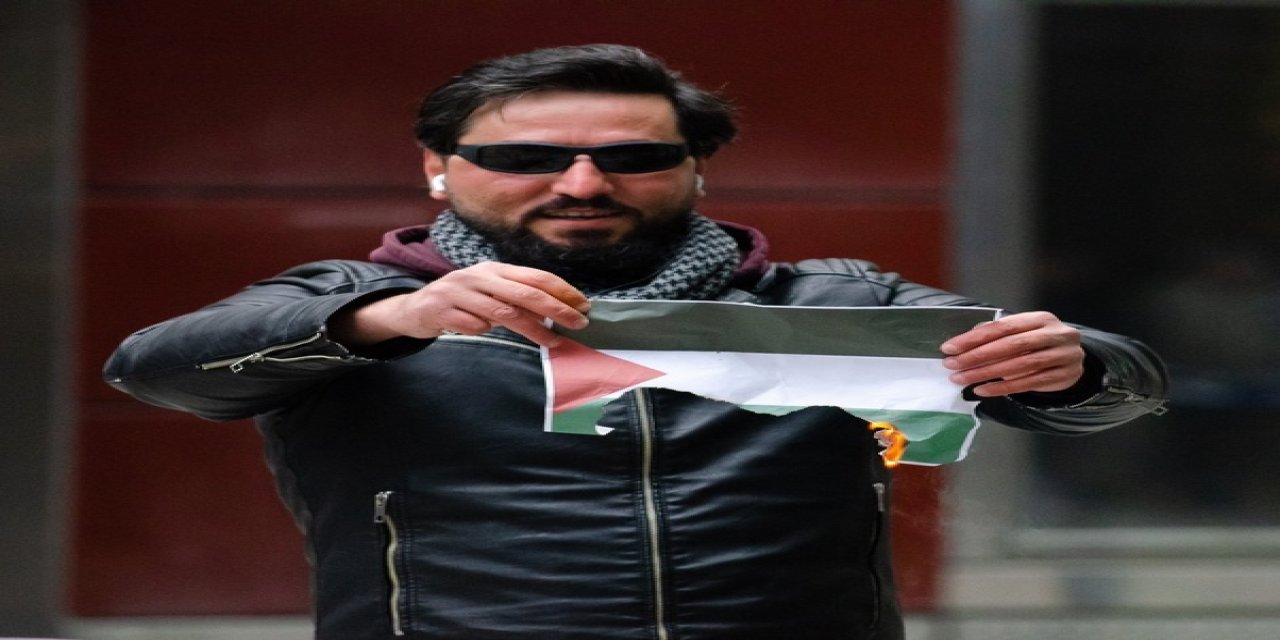 İsveç'te Kur'an-ı Kerim'i Yakan Adam İsrail'e Destek İçin Filistin Bayrağı Yaktı!