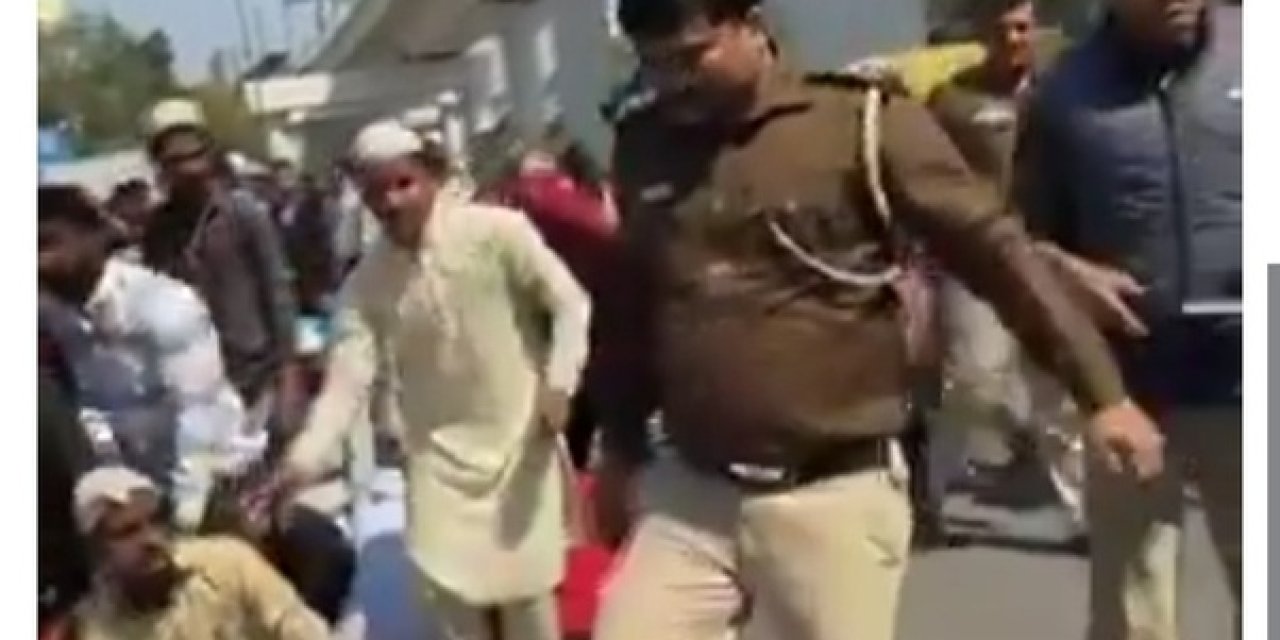 Hindistan'da bir polis memuru, yolda namaz kılan Müslüman kalabalığın sırtlarına tekme atarak uzaklaştırdı.