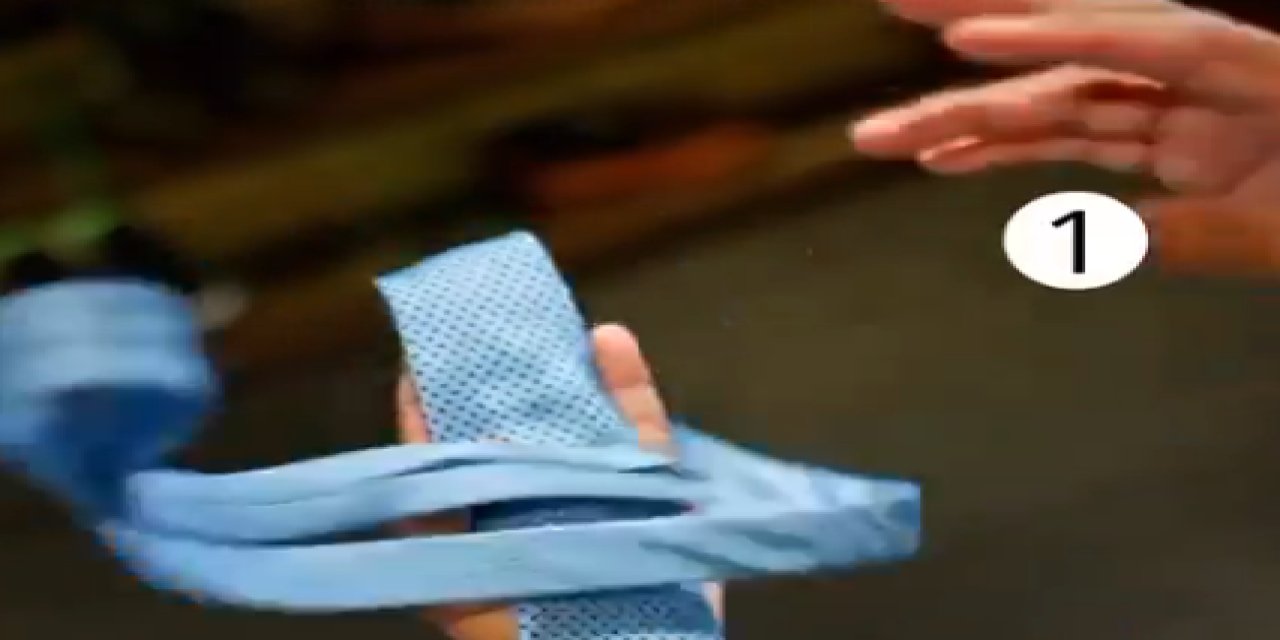 Erkekler Dikkat: Kravatınız Bide Böyle Bağlamayı Deneyin!