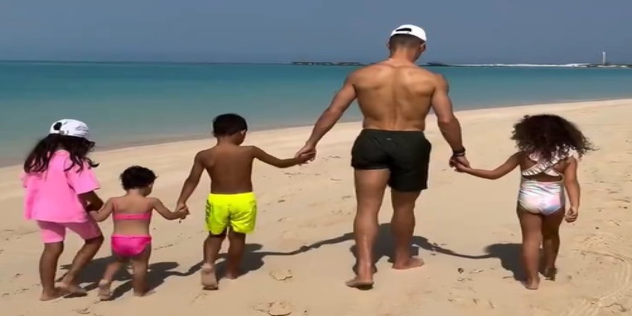 Cristiano Ronaldo Dört Çocuğuyla Sahilde: Cennet Gibi!