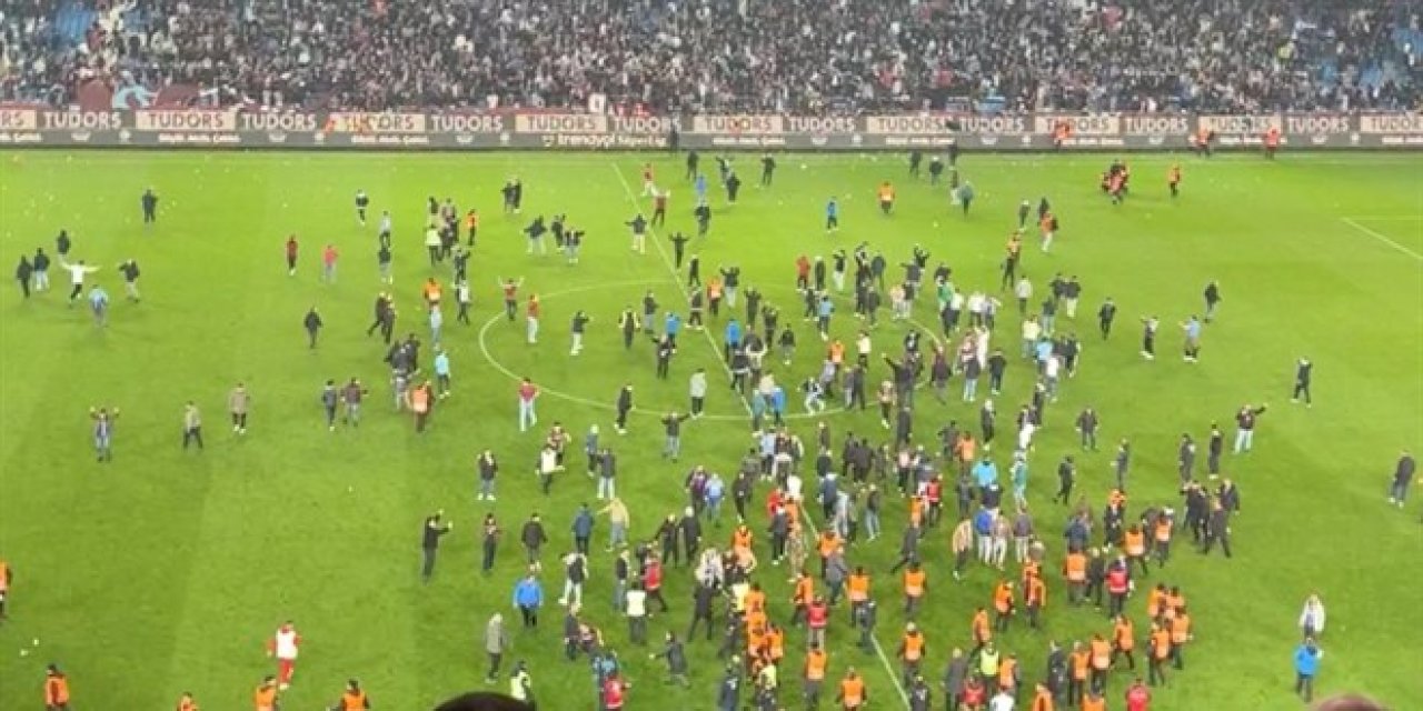 Trabzonspor-Fenerbahçe Maçı Sonrası Sahaya Giren 5 Kişi Tutuklandı