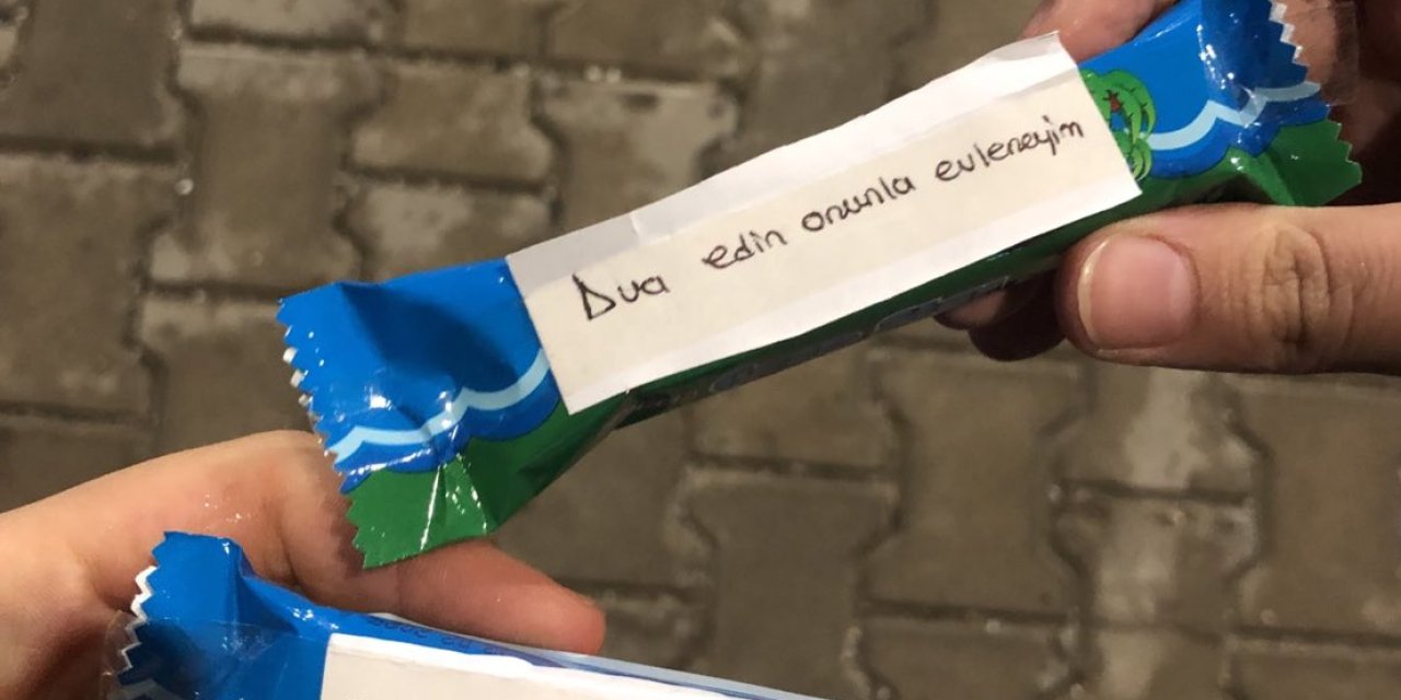 Teravih Namazından Sonra: Dua Edin O Kızla Evleneyim! Yazılı Çikolata Dağıttı