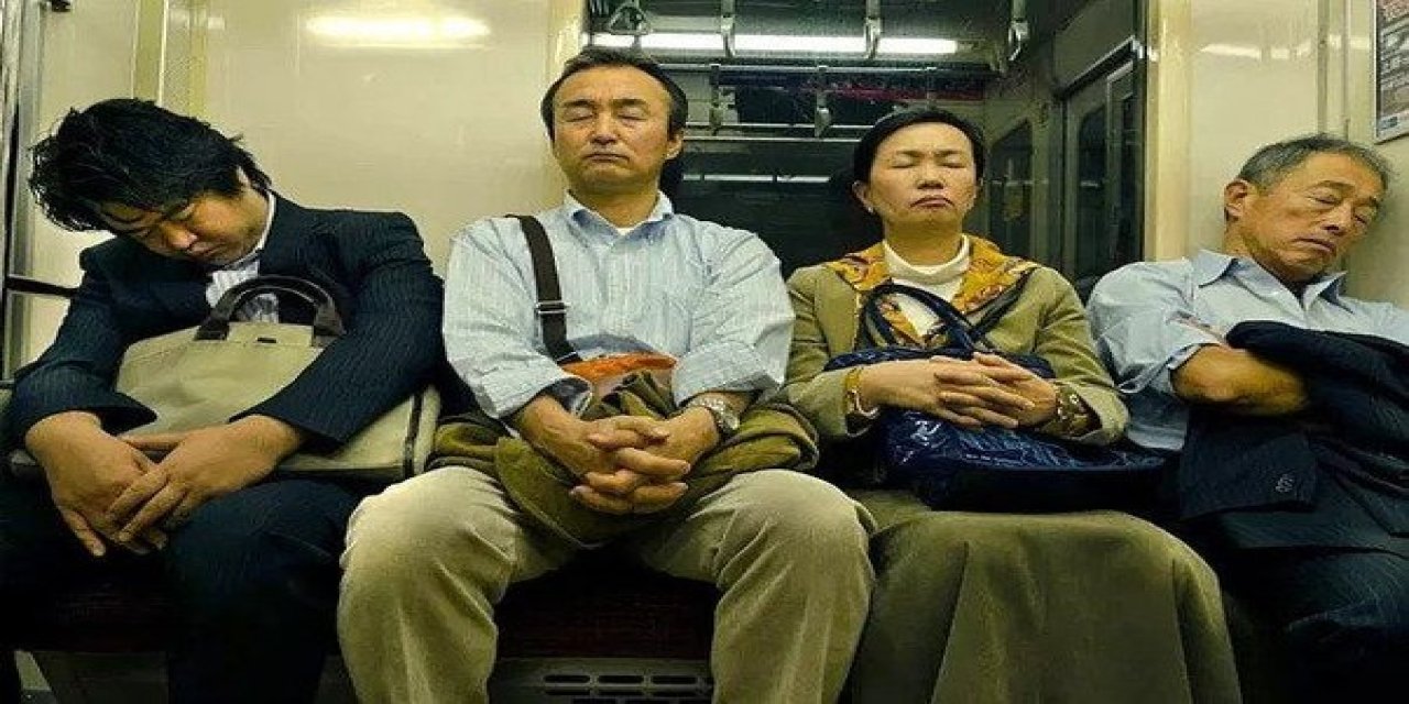 Japonya'da Geleneksel Hale Gelen Otobüste Metroda Uyuma Uygulaması Inemuri
