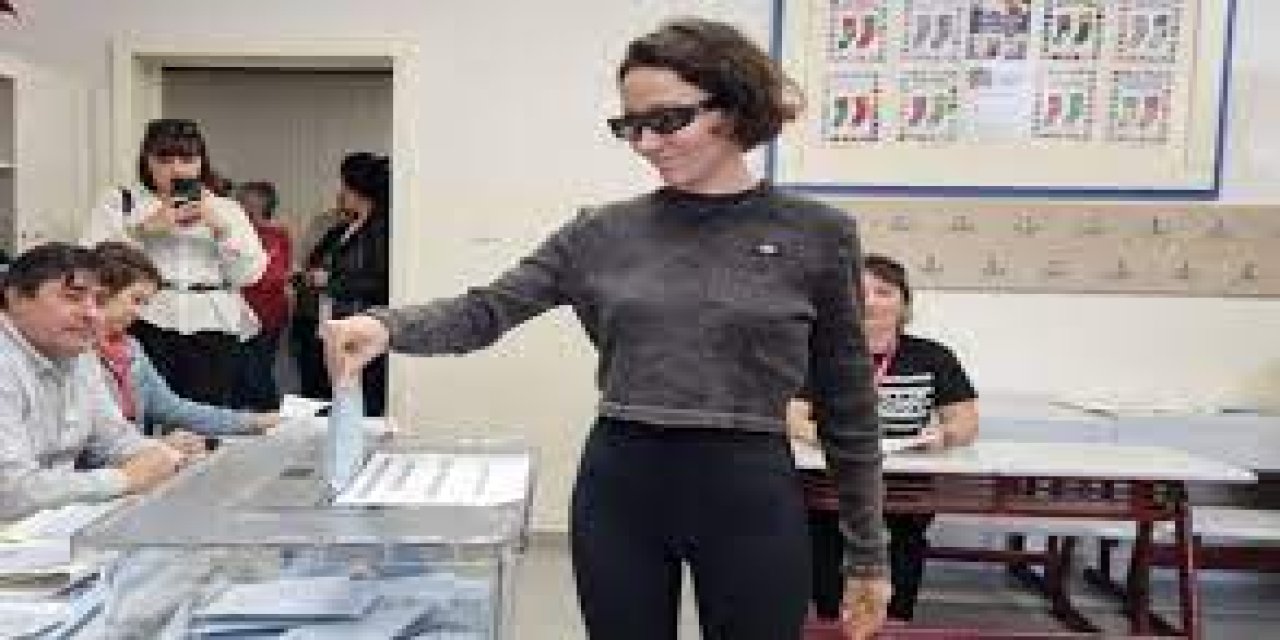 Zeynep Bastık'tan Utandıran Hareket: Sıra Beklememek İçin Asistanını Dikti!