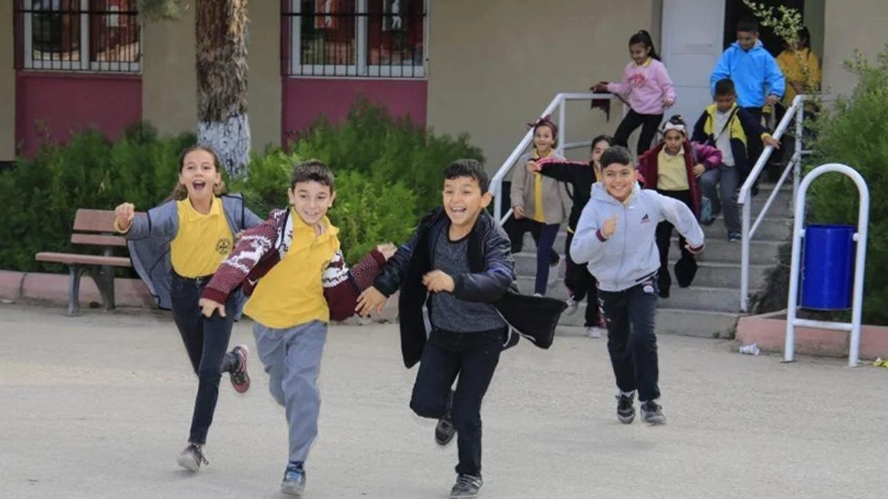 MEB'den ani bir karar; Okullar 14 gün tatil olacak! Öğretmen ve öğrenciler bu haber karşısında yaşadı!
