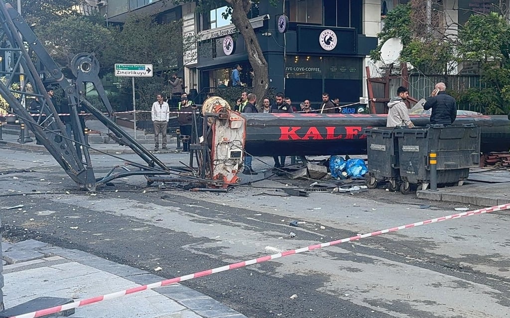 sisli-de-insaat-alanindaki-vinc-ibb-ye-ait-ogrenci-yurduna-devrildi.jpg