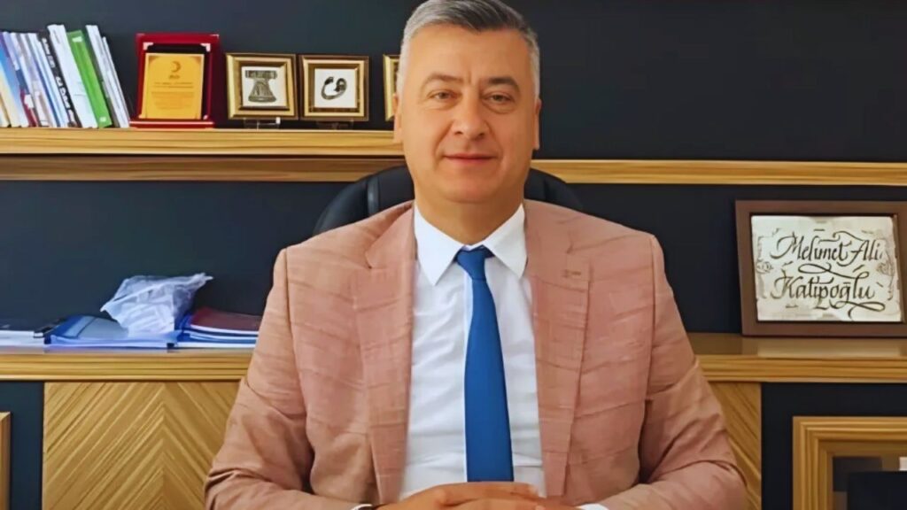 İlköğretim Haftasında Gerginlik: CHP'li Başkan Milli Eğitim Müdürü'nü Eleştirdi, Vali Cevap Verdi